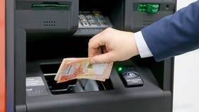 Почему банкомат банка не принимает доллары
